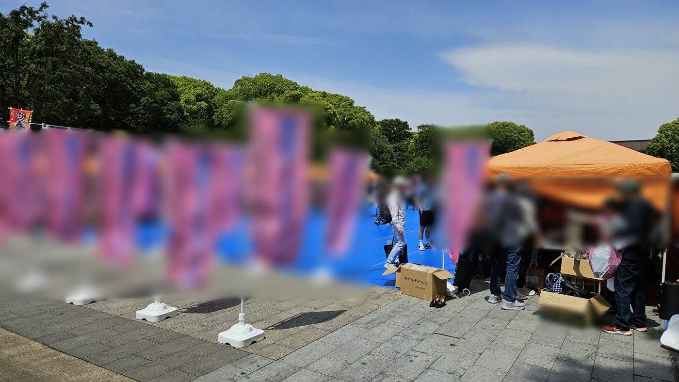会場に設営した実行委員会用テントと床養生